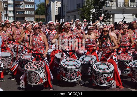 Londra, Regno Unito. 25 agosto 2025. I batteristi si esibiscono in sfilata il secondo giorno del Carnevale di Notting Hill 2025. L'evento annuale, con radici nella cultura caraibica, è il più grande Street party in Europa. (Foto di Vuk Valcic/SOPA Images/Sipa USA) credito: SIPA USA/Alamy Live News Foto Stock