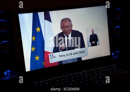 Marsiglia, Francia. 25 agosto 2025. Il primo ministro francese Francois Bayrou è stato visto su uno schermo di un computer durante una conferenza stampa. Il primo ministro francese Bayrou ha difeso la sua proposta di bilancio per l'austerità di 44 miliardi di euro per il bilancio 2026 durante una conferenza stampa televisiva. (Foto di Gerard bottino/SOPA Images/Sipa USA) credito: SIPA USA/Alamy Live News Foto Stock