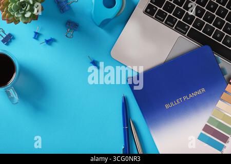 Area di lavoro con laptop, notebook, penna, caffè e impianto. Inserire il testo. Foto Stock