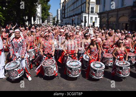 Londra, Regno Unito. 25 agosto 2025. I batteristi si esibiscono in sfilata il secondo giorno del Carnevale di Notting Hill 2025. L'evento annuale, con radici nella cultura caraibica, è il più grande Street party in Europa. Crediti: Vuk Valcic/Alamy Live News Foto Stock