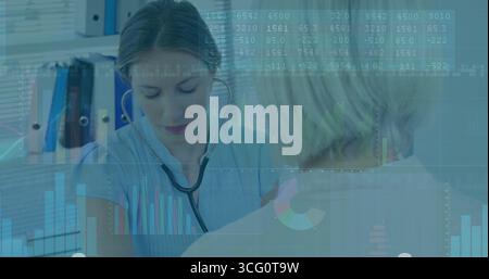 Medico in strofinacci che fissano il bracciale per la pressione sanguigna al braccio del paziente nella sala esame, con stetoscopio Foto Stock