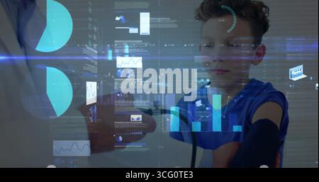 Medico esaminatore posizionamento dello stetoscopio sul torace del bambino al tavolo dell'esame, con grafici digitali, spazio di copia Foto Stock