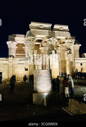 Kom Ombo, Egitto - 8 febbraio 2025: Vista notturna del Tempio di Kom Ombo, un doppio tempio tolemaico dedicato a Sobek e Horus il Vecchio. Foto Stock