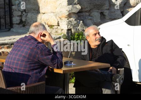 Ritratto di due uomini maturi che si godono il caffè all'aperto, giorno di sole Foto Stock