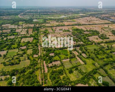 Vista droni dei terreni agricoli di patchwork vicino a Phnom Chisor nel distretto di Samraŏng, provincia di Takéo, Cambogia. I campi agricoli sono divisi da sentieri sterrati, Foto Stock