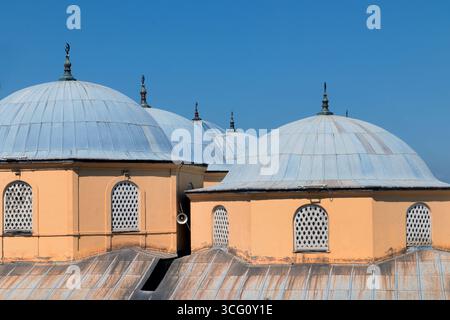 Cupole della storica moschea di Ulu con cielo blu della provincia di Bursa City in Turchia Foto Stock
