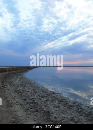 Vista del cielo blu sulla spiaggia. Una vista serena di un mare tranquillo sotto un cielo in pendenza che passa dall'Ucraina blu Foto Stock