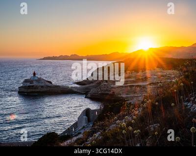 Sonnenuntergang an Frankreichs südlichstem Landzipfel hinter der Zitadelle von Bonifacio auf Korsika, Point de vue sur lentree du goulet de Bonifacio Foto Stock