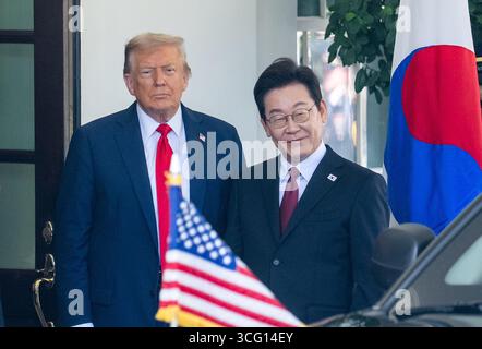 Washington, Stati Uniti. 25 agosto 2025. Il presidente degli Stati Uniti Donald Trump (L) dà il benvenuto in visita al presidente sudcoreano Lee Jae-myung alla Casa Bianca di Washington, DC, negli Stati Uniti, il 25 agosto 2025. Crediti: HU Yousong/Xinhua/Alamy Live News Foto Stock