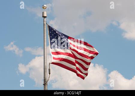 Washington, Stati Uniti. 25 agosto 2025. La bandiera americana vola sul National Mall di Washington DC, lunedì 25 agosto 2025. (Foto di Aaron Schwartz/Sipa USA) credito: SIPA USA/Alamy Live News Foto Stock