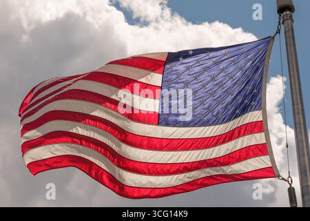 Washington, Stati Uniti. 25 agosto 2025. La bandiera americana vola sul National Mall di Washington DC, lunedì 25 agosto 2025. (Foto di Aaron Schwartz/Sipa USA) credito: SIPA USA/Alamy Live News Foto Stock