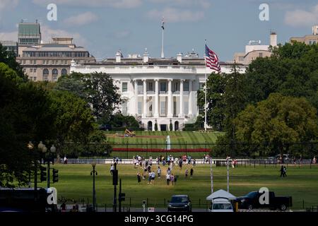 Washington, Stati Uniti. 25 agosto 2025. La Casa Bianca è visibile dal National Mall di Washington DC, lunedì 25 agosto 2025. (Foto di Aaron Schwartz/Sipa USA) credito: SIPA USA/Alamy Live News Foto Stock