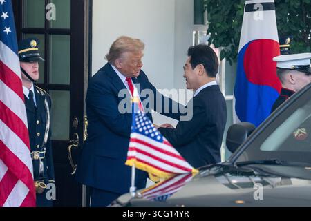 Washington, Stati Uniti. 25 agosto 2025. Il presidente degli Stati Uniti Donald Trump (2° L) dà il benvenuto in visita al presidente sudcoreano Lee Jae-myung (2° R) alla Casa Bianca di Washington, DC, negli Stati Uniti, il 25 agosto 2025. Crediti: HU Yousong/Xinhua/Alamy Live News Foto Stock