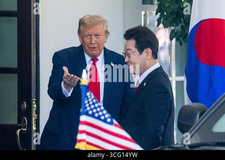 Washington, Stati Uniti. 25 agosto 2025. Il presidente degli Stati Uniti Donald Trump (L) dà il benvenuto in visita al presidente sudcoreano Lee Jae-myung alla Casa Bianca di Washington, DC, negli Stati Uniti, il 25 agosto 2025. Crediti: HU Yousong/Xinhua/Alamy Live News Foto Stock