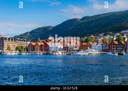 BERGEN, NORVEGIA - 17 AGOSTO 2025: Gli edifici commerciali storici di Bryggen si allineano sul lato orientale del porto di Vagen nella città di Bergen. Foto Stock
