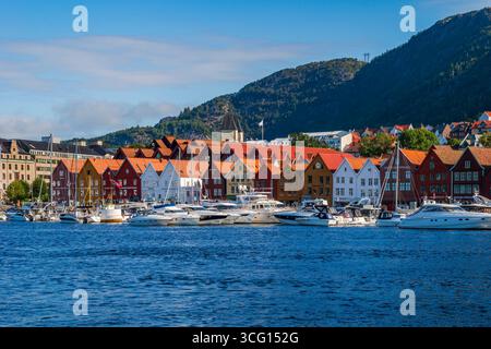 BERGEN, NORVEGIA - 17 AGOSTO 2025: Gli edifici commerciali storici di Bryggen si allineano sul lato orientale del porto di Vagen nella città di Bergen. Foto Stock