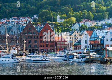 BERGEN, NORVEGIA - 17 AGOSTO 2025: Gli edifici commerciali storici di Bryggen si allineano sul lato orientale del porto di Vagen nella città di Bergen. Foto Stock