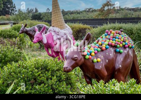 Canguri fantasiosi ricoperti di dolci fuori dal negozio di dolci, caffè e fabbrica situati vicino alla Great Ocean Road a Victoria, Australia. Foto Stock