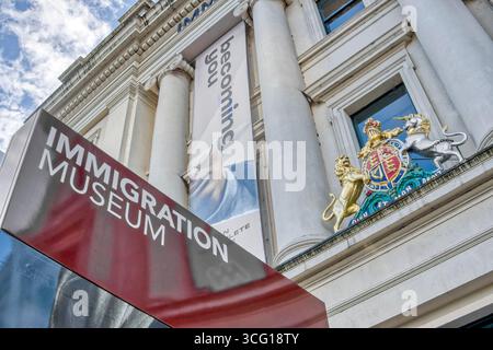 L'insegna riflette la facciata d'ingresso del Museo dell'immigrazione di Melbourne, Australia. Foto Stock