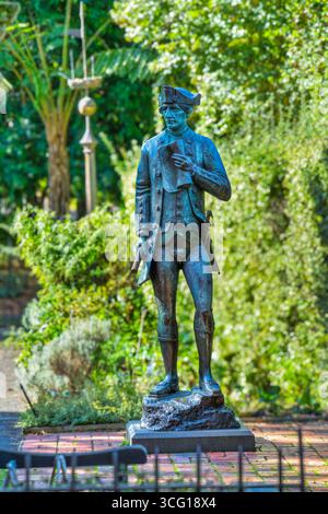 La statua del Capitano James Cook al Cooks Cottage and Garden, ha trasferito la casa di famiglia, nei Fitzroy Gardens di Melbourne, Australia. Foto Stock