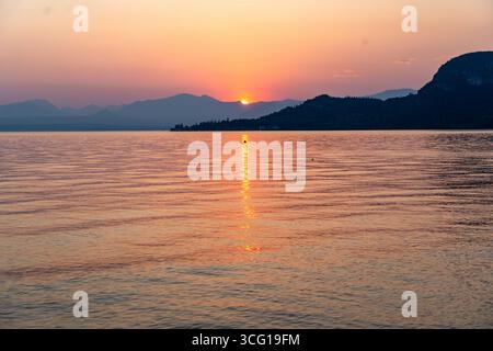 Tramonto sul Lago di Garda, Italia Foto Stock