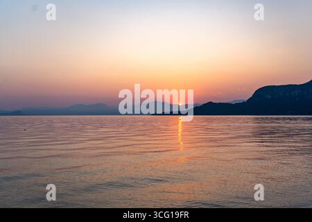 Tramonto sul Lago di Garda, Italia Foto Stock