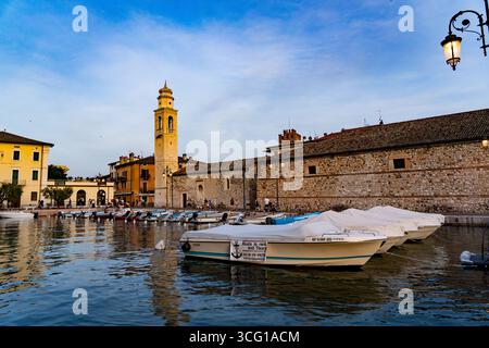 Porto di Lazise con barche e Campanile sul Lago di Garda Foto Stock