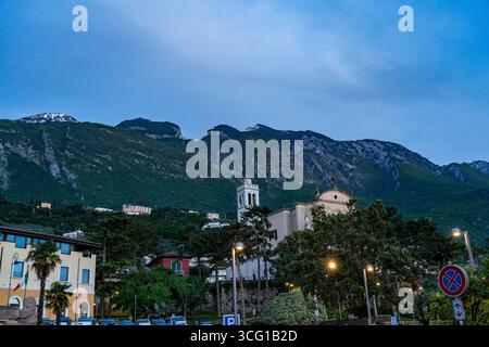 Chiesa di San Stefano a Malcesine con Monte Baldo, Lago di Garda Foto Stock