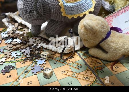 Una selezione di giocattoli per bambini usati come oggetti di scena a Downton Abbey The Auction - Bonhams London Foto Stock