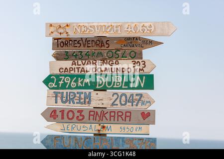 Colorato cartello segnaletico presso Praia Azul Beach Torres Vedras Portogallo Foto Stock