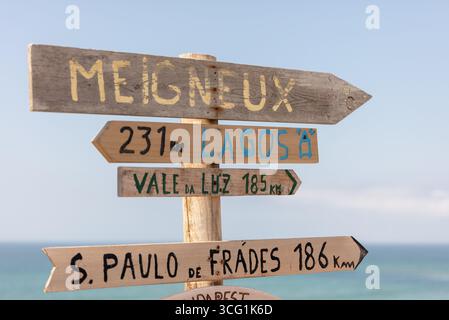 Colorato cartello segnaletico presso Praia Azul Beach Torres Vedras Portogallo Foto Stock