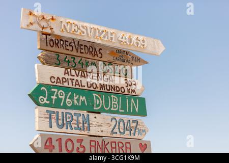 Colorato cartello segnaletico presso Praia Azul Beach Torres Vedras Portogallo Foto Stock