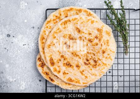 Paratha di grano Kerala fatto in casa, parotta a strati. sfondo grigio. vista dall'alto. Foto Stock