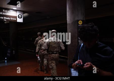 Washington, District of Columbia, USA. 25 agosto 2025. Il personale della Guardia Nazionale sta di guardia all'interno delle stazioni della metropolitana di Farragut North e Gallery Place a Washington, DC, il 25 agosto 2025, dopo che il Segretario alla difesa Pete Hegseth ha autorizzato i membri della Guardia schierati in tutta la città a trasportare armi da fuoco di servizio emesse a partire da questa settimana. (Credit Image: © Natascha Tahabsem/ZUMA Press Wire) SOLO PER USO EDITORIALE! Non per USO commerciale! Foto Stock