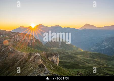 Alba sulle montagne di Hochalpenstrasse, vista da Fuschertoerl, Austria, Salisburgo, Pinzgau Foto Stock