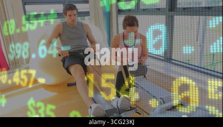 Canottaggio di attrezzature sportive per i clienti sul vogatore della palestra accanto alla palla per esercizi, allenatore con tablet e stilo Foto Stock