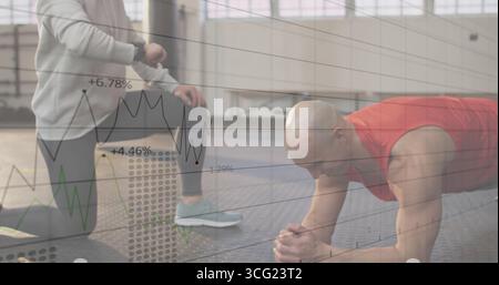 Esecuzione di una tavola dell'avambraccio apprendista posizione di mantenimento sul tappetino della palestra, sovrapposizione dei dati sulle prestazioni, spazio di copia Foto Stock
