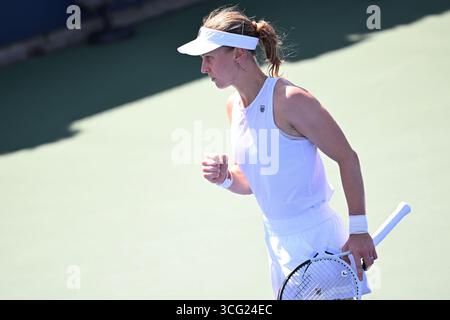 New York, Stati Uniti. 25 agosto 2025. La Russia Liudmila Samsonova reagisce durante la partita del primo turno femminile contro la Cina Yuan Yue agli US Open 2025 a New York, negli Stati Uniti, il 25 agosto 2025. Crediti: Li Rui/Xinhua/Alamy Live News Foto Stock