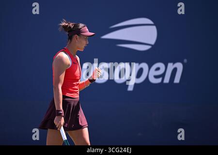 New York, Stati Uniti. 25 agosto 2025. Yuan Yue della Cina reagisce durante la partita del primo turno femminile contro Liudmila Samsonova della Russia ai campionati US Open 2025 a New York, negli Stati Uniti, il 25 agosto 2025. Crediti: Li Rui/Xinhua/Alamy Live News Foto Stock