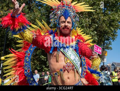 Londra, Regno Unito. 25 agosto 2025. Una ballerina di samba posa per una foto durante la sfilata sul Carnevale di Notting Hill a Londra. Il Carnevale di Notting Hill è uno dei più grandi festival di strada del mondo. Si tratta di un carnevale caraibico annuale che si svolge a Londra dal 1966 sulle strade di Notting Hill durante il fine settimana festivo di agosto. Credito: SOPA Images Limited/Alamy Live News Foto Stock