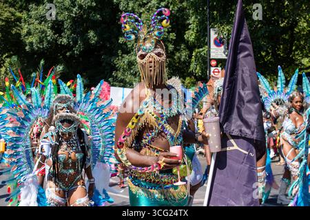 Londra, Regno Unito. 25 agosto 2025. Cammina in maschera durante la sfilata sul Carnevale di Notting Hill a Londra. Il Carnevale di Notting Hill è uno dei più grandi festival di strada del mondo. Si tratta di un carnevale caraibico annuale che si svolge a Londra dal 1966 sulle strade di Notting Hill durante il fine settimana festivo di agosto. Credito: SOPA Images Limited/Alamy Live News Foto Stock