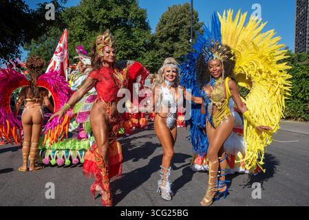Londra, Regno Unito. 25 agosto 2025. I ballerini di Samba della London School of Samba si posano per una foto prima della sfilata sul Carnevale Nothing Hill di Londra. Il Carnevale di Notting Hill è uno dei più grandi festival di strada del mondo. Si tratta di un carnevale caraibico annuale che si svolge a Londra dal 1966 sulle strade di Notting Hill durante il fine settimana festivo di agosto. (Foto di Krisztian Elek/SOPA Images/Sipa USA) credito: SIPA USA/Alamy Live News Foto Stock