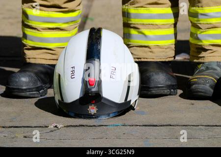Londra, Regno Unito. 25 agosto 2025. I vigili del fuoco di base alla stazione dei vigili del fuoco di North Kensington hanno tenuto un minuto di silenzio in memoria dei 72 residenti morti nell'incendio della torre di Grenfell. Padre in lutto Ramiro Urbano, che ha tragicamente perso la figlia Jessica, si inginocchiò di fronte ai vigili del fuoco fuori dalla stazione, mostrando un tatuaggio dedicato a Jessie sul suo avambraccio. Credito: Fotografia dell'undicesima ora/Alamy Live News Foto Stock