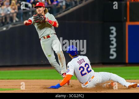 New York, New York, Stati Uniti. 25 agosto 2025. Bryson Stott (5), seconda base dei Philadelphia Phillies, tira alla prima base per completare una doppia giocata durante la partita MLB tra i Philadelphia Phillies ai New York Mets al CitiField (immagine di credito: © James Patrick Cooper/ZUMA Press Wire) SOLO PER USO EDITORIALE! Non per USO commerciale! Crediti: ZUMA Press, Inc./Alamy Live News Foto Stock