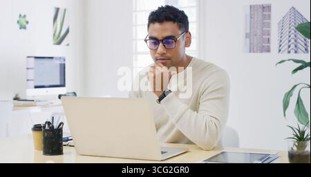 Laptop, pensiero e lettura con un uomo d'affari in ufficio per la checklist del progetto, il responsabile eventi e la riflessione. Programma, pianificazione ed e-mail Foto Stock