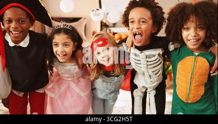 Felice, di gruppo e bambini con costumi a casa per la festa di Halloween, la celebrazione e il legame. Ritratti, bambini e sorrisi con abiti da personaggio per Foto Stock