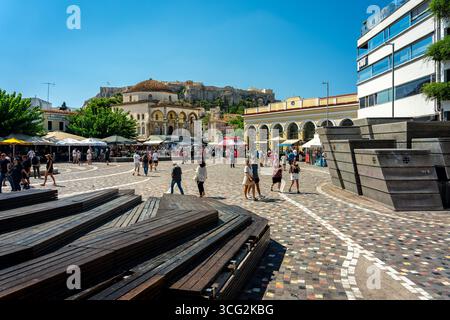 Atene, Grecia - Piazza Monastiraki con Partenone dell'Acropoli sullo sfondo Foto Stock