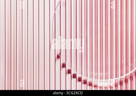 Svuotare la piastra Petri su vetro a strisce rosa. Mockup per campione di prodotto cosmetico. Foto Stock