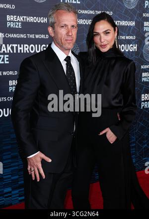 (FILE) Gal Gadot salta la Mostra del Cinema di Venezia in mezzo alla campagna pro-palestinese. LOS ANGELES, CALIFORNIA, USA - 15 APRILE: Jaron Varsano e moglie/attrice e modella israeliana Gal Gadot indossano gioielli di Tiffany & Co. Gal Gadot arriva alla nona cerimonia annuale del Premio Breakthrough che si tiene all'Academy Museum of Motion Pictures il 15 aprile 2023 a Los Angeles, California, Stati Uniti. (Foto di Xavier Collin/Image Press Agency) Foto Stock