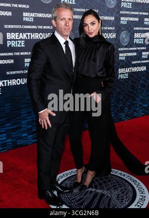 (FILE) Gal Gadot salta la Mostra del Cinema di Venezia in mezzo alla campagna pro-palestinese. LOS ANGELES, CALIFORNIA, USA - 15 APRILE: Jaron Varsano e moglie/attrice e modella israeliana Gal Gadot indossano gioielli di Tiffany & Co. Gal Gadot arriva alla nona cerimonia annuale del Premio Breakthrough che si tiene all'Academy Museum of Motion Pictures il 15 aprile 2023 a Los Angeles, California, Stati Uniti. (Foto di Xavier Collin/Image Press Agency) Foto Stock